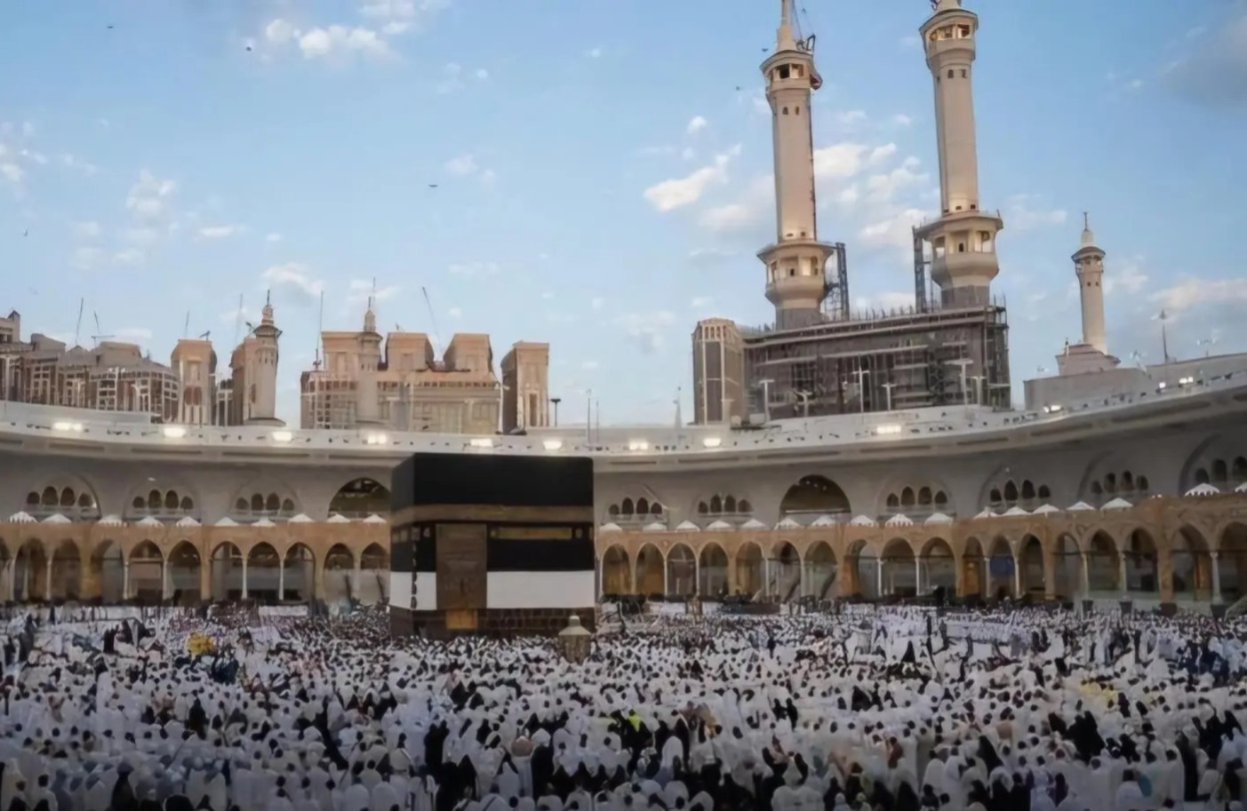 أدى المصلون صلاة عيد الأضحى المبارك بالمسجد الحرام وسط أجواء روحانية وإيمانية.
