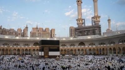  أدى المصلون صلاة عيد الأضحى المبارك بالمسجد الحرام وسط أجواء روحانية وإيمانية.