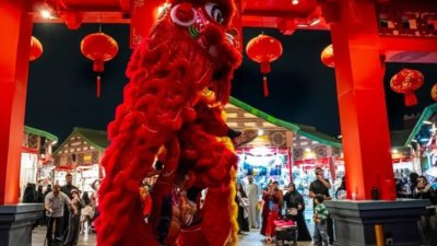  تُعد منطقة بوليفارد وورلد واحدة من أكثر مناطق "موسم الرياض" حيوية وإقبالًا، ووجهة عالمية مفتوحة يعيش فيها الزائر تجربة سفر متكاملة دون مغادرة الرياض.  فمنذ لحظة الدخول، يجد الزائر نفسه محاطًا بعوالم متعددة، لكل دولة هويتها، وأجواؤها، وعروضها التي تُقدَّم بوتيرة عالية تمتد طوال اليوم، مما يجعل الملل أمرًا غير وارد في هذه التجربة الاستثنائية.  وتنفرد "بوليفارد وورلد" بكثافة عروضها اليومية، حيث تشهد مشاركة ما يقارب من 200 فنانٍ وفنانة من مختلف الدول، يقدمون ما يزيد على 130 عرضًا يوميًا تتوزع على مناطق متعددة 